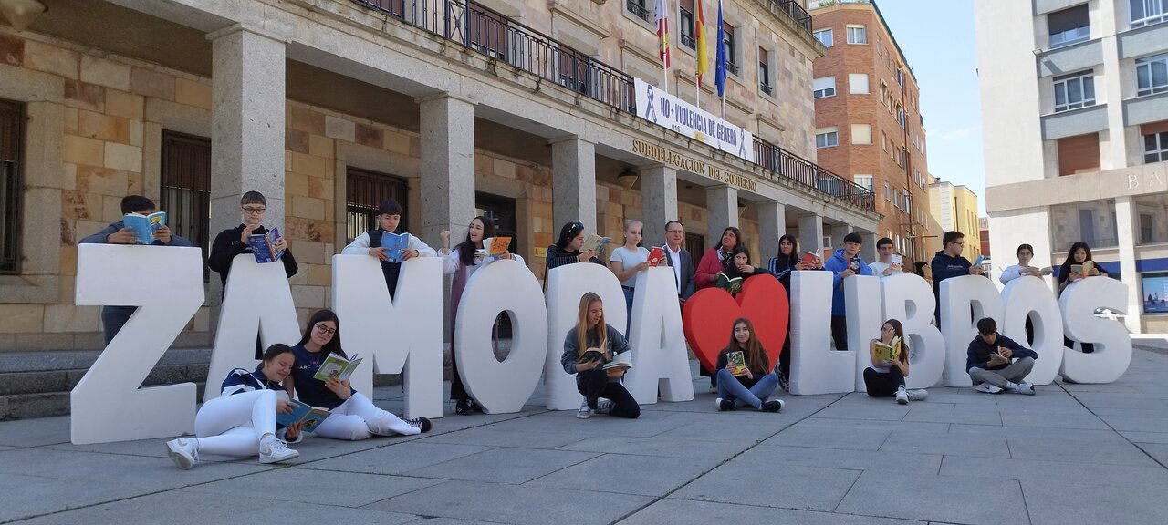 Los alumnos del Medalla Milagrosa llenan Zamora de letras para celebrar el Día del Libro