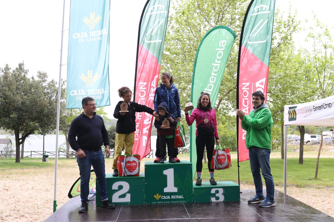 2025-05-04.-Alcalde de Muelas e Ignacio Antolín entregan uno de los trofeos