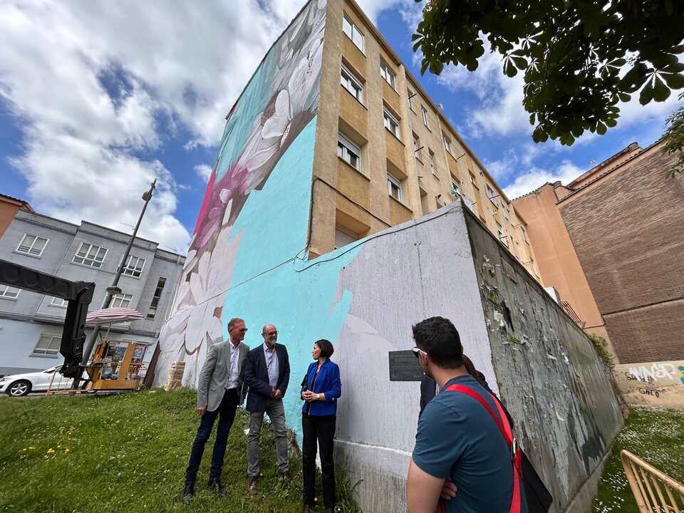 La Plaza Cristo Rey estrena el mural “Alegoría de la Lectura”