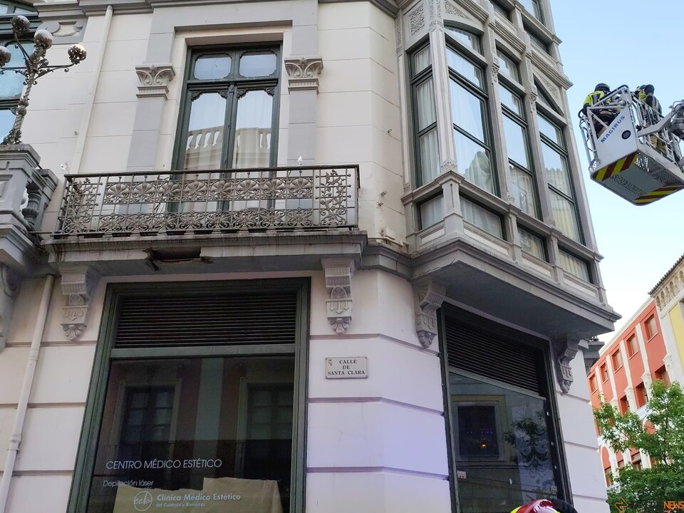 Intervención de emergencia en la plaza Sagasta por el desprendimiento de cascotes