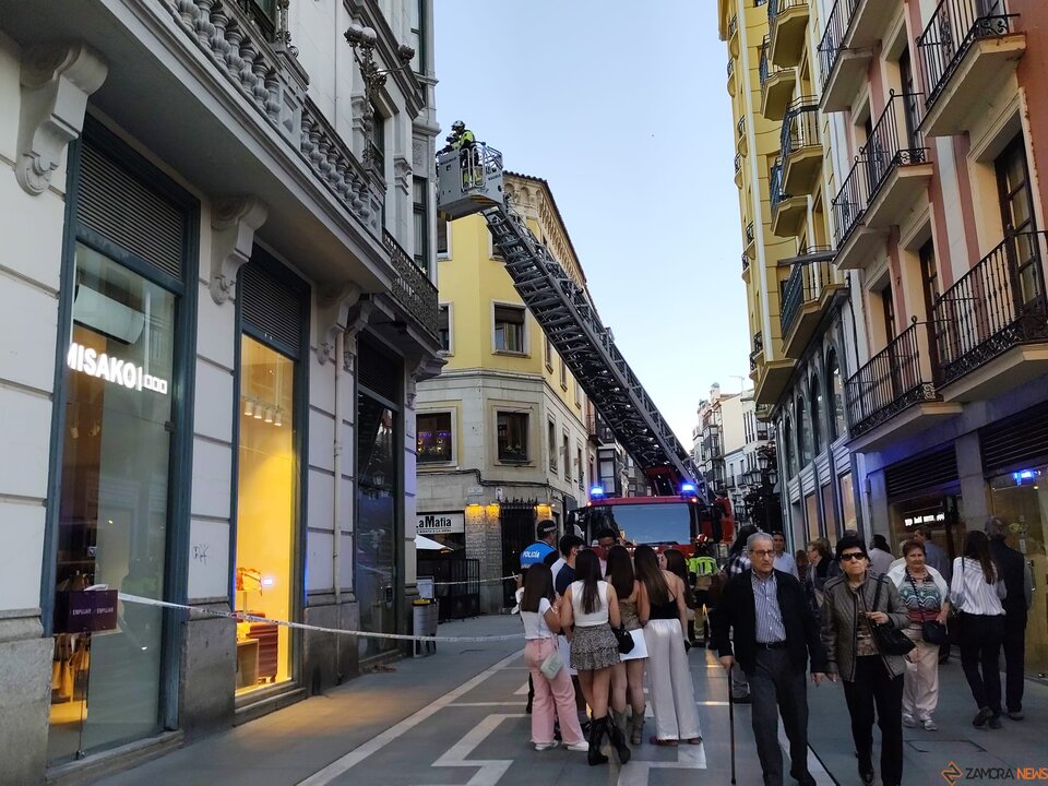 Intervención de emergencia en la plaza Sagasta por el desprendimiento de cascotes