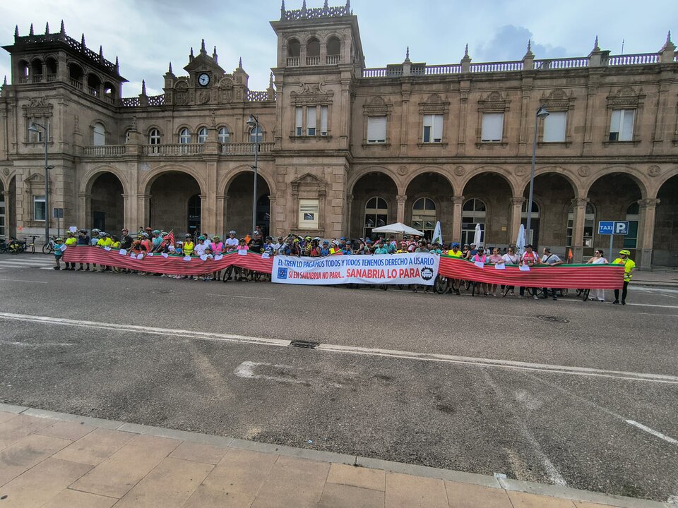 Club El Pinar manifestacion AVE