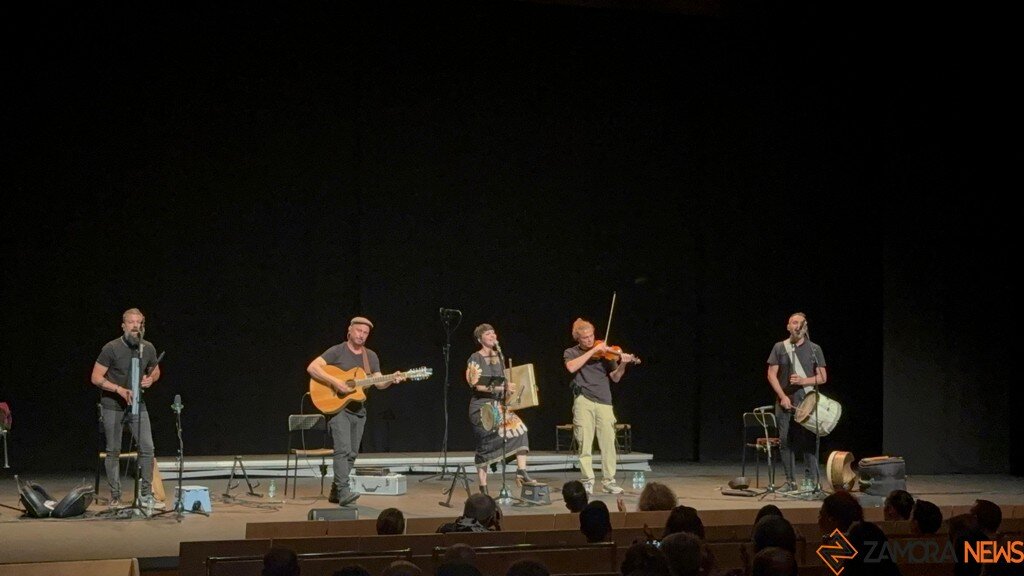 Folk On Crest_3