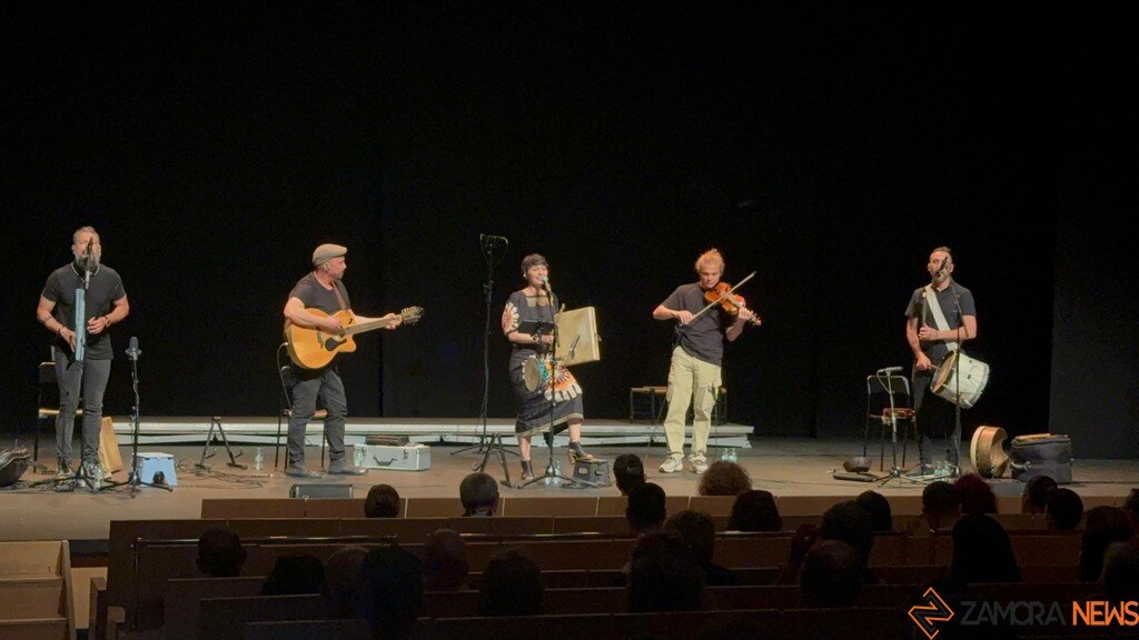 Folk On Crest_2