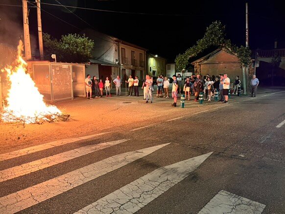 fiesta de la quita del mayo en Fuente Encalada