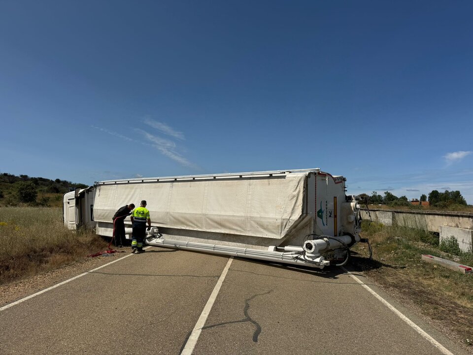 Vuelca un camión en la carretera