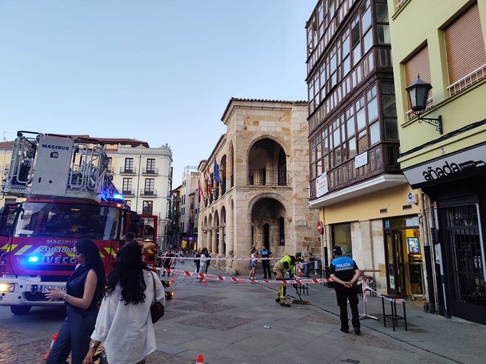 Caen cristales desde un edificio en la plaza Mayor de Zamora y obliga a intervenir a Bomberos y Policía