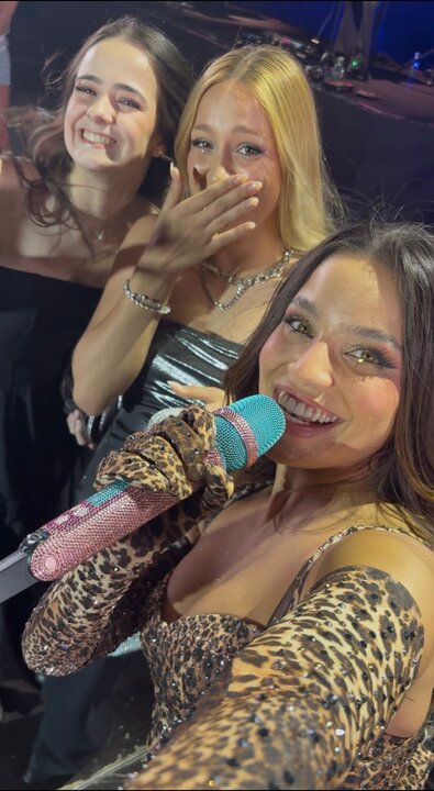 Dos zamoranas cumplen un sueño al subir al escenario con Emilia