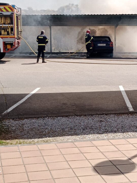 Bomberos apagan incendio de un vehículo en Villalpando