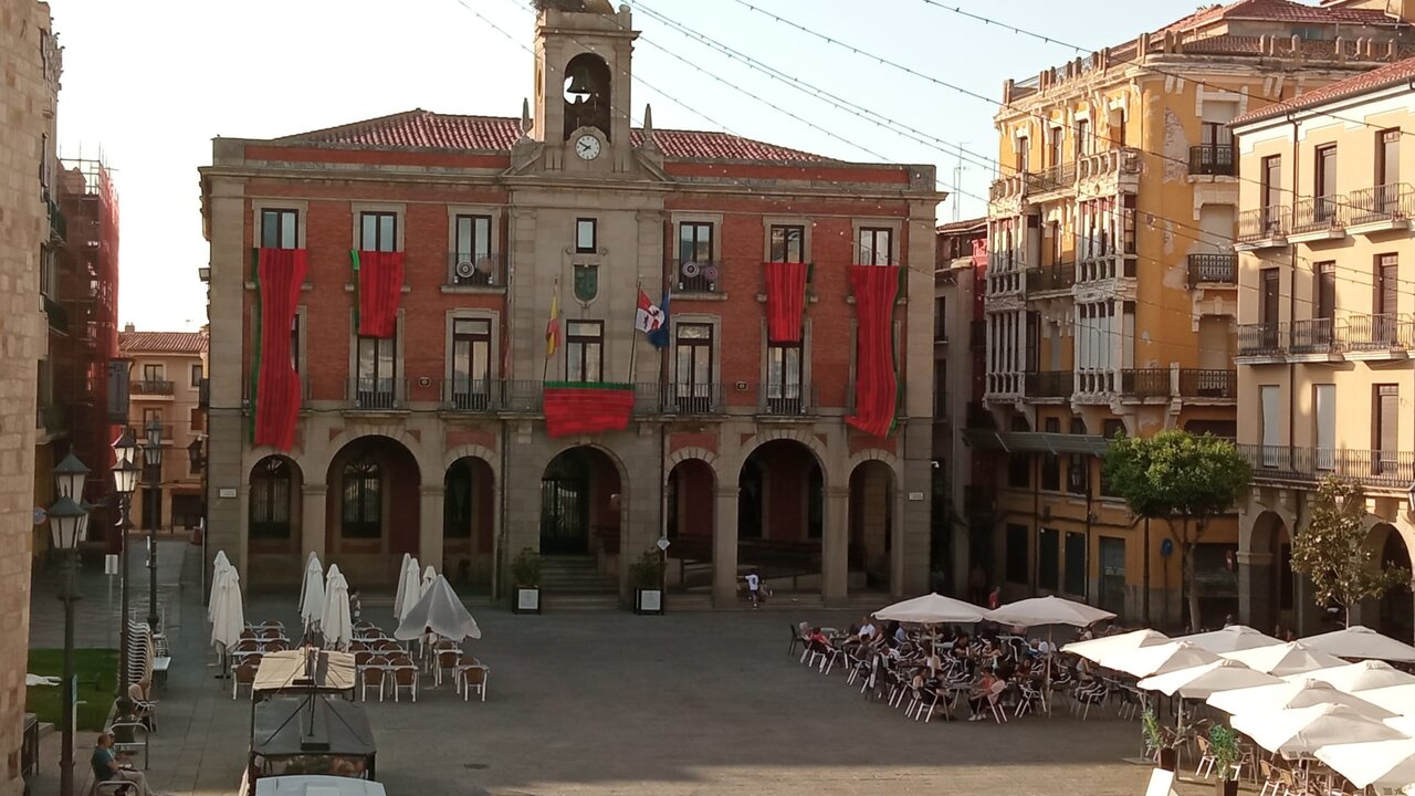 decoración Ganchillo Ayuntamiento de Zamora. IMAGEN CEDIDA (2)