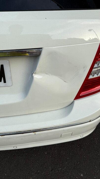 Vehículo golpeado por los servicios de limpieza en Zamora