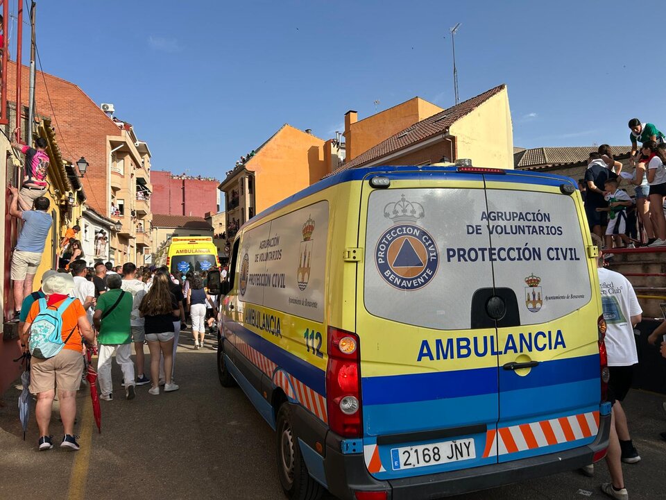 Agentes de Policía Local, Guardia Civil y voluntarios velaron por la seguridad durante unas fiestas del Toro Enmaromado que reunieron a miles de personas en Benavente