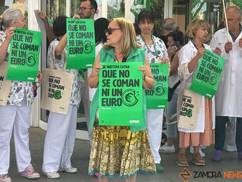 concetración de enfermeras en el Hospital Virgen de la Concha