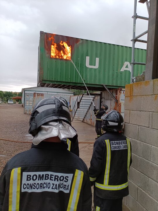 Los bomberos de Zamora se entrenan en técnicas de intervención ante incendios extremos en interiores