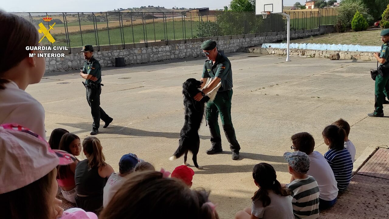 Guardia Civil forma a escolares de Zamora (2)