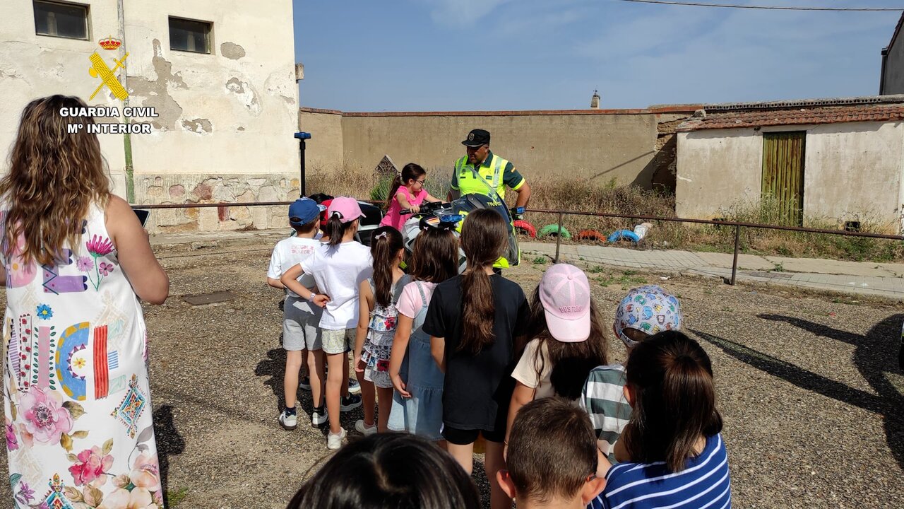 Guardia Civil forma a escolares de Zamora (1)