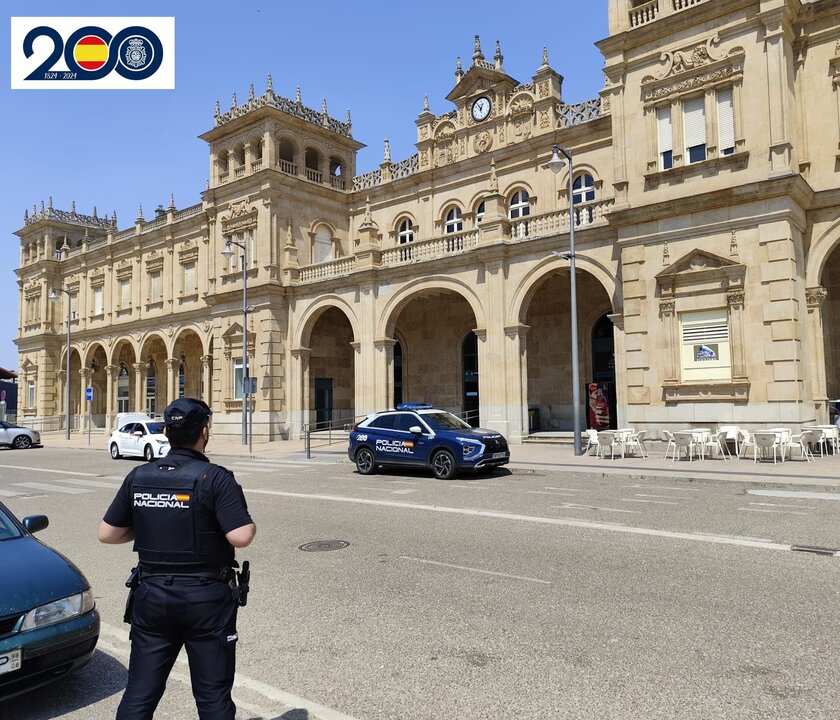 la policía nacional en la estación de tren de Zamora (2)