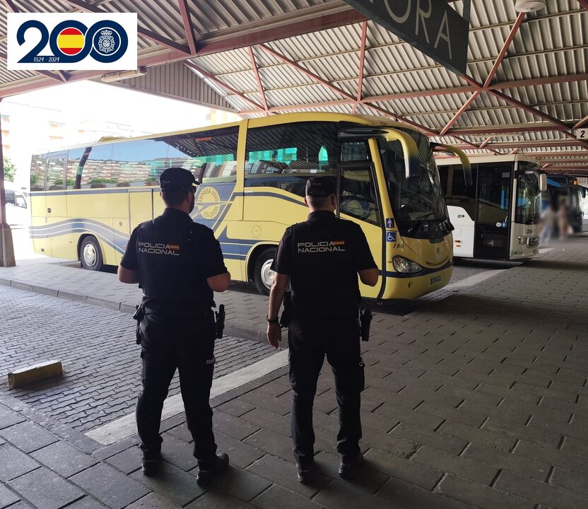 la Policía Nacional en la estación de Bus de Zamora