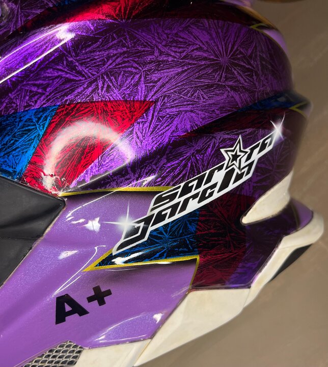 Detalle casco Sara Garcia temporada 2025 (6)-1