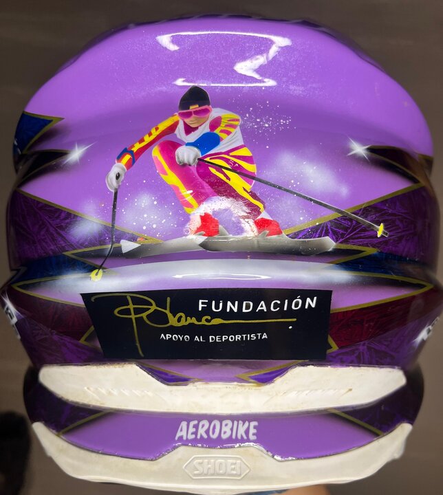 Detalle casco Sara Garcia temporada 2025 (1)