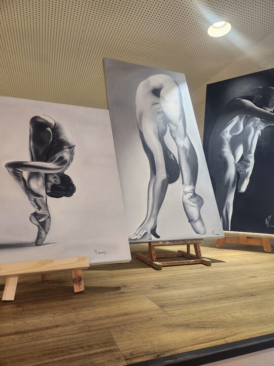 Exposición de arte en la cafetería La Farola, obras de Merce Concejo
