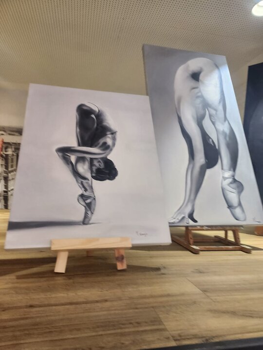 Exposición de arte en la cafetería La Farola, obras de Merce Concejo 2