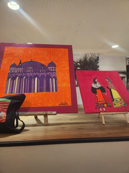 Exposición de arte en la cafetería La Farola, obras de Mabel Guerrero