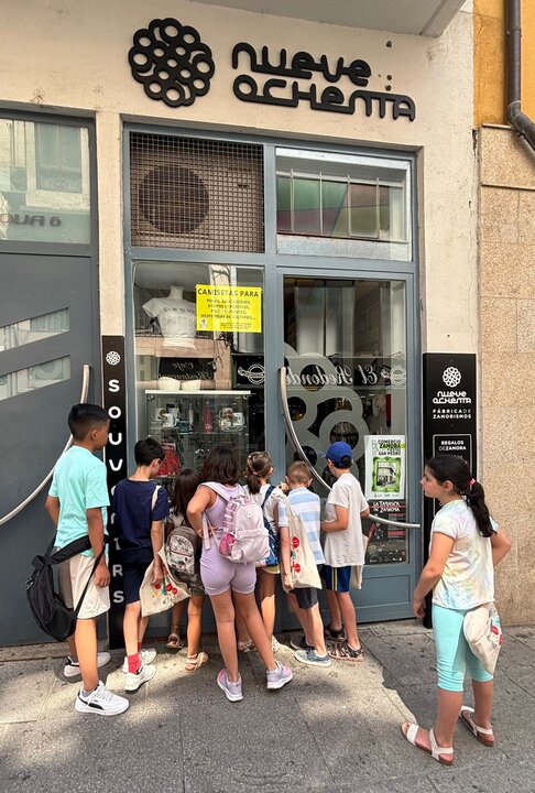 Formación pequeñas personas emprendedoras en Acción visitan negocios de Zamora