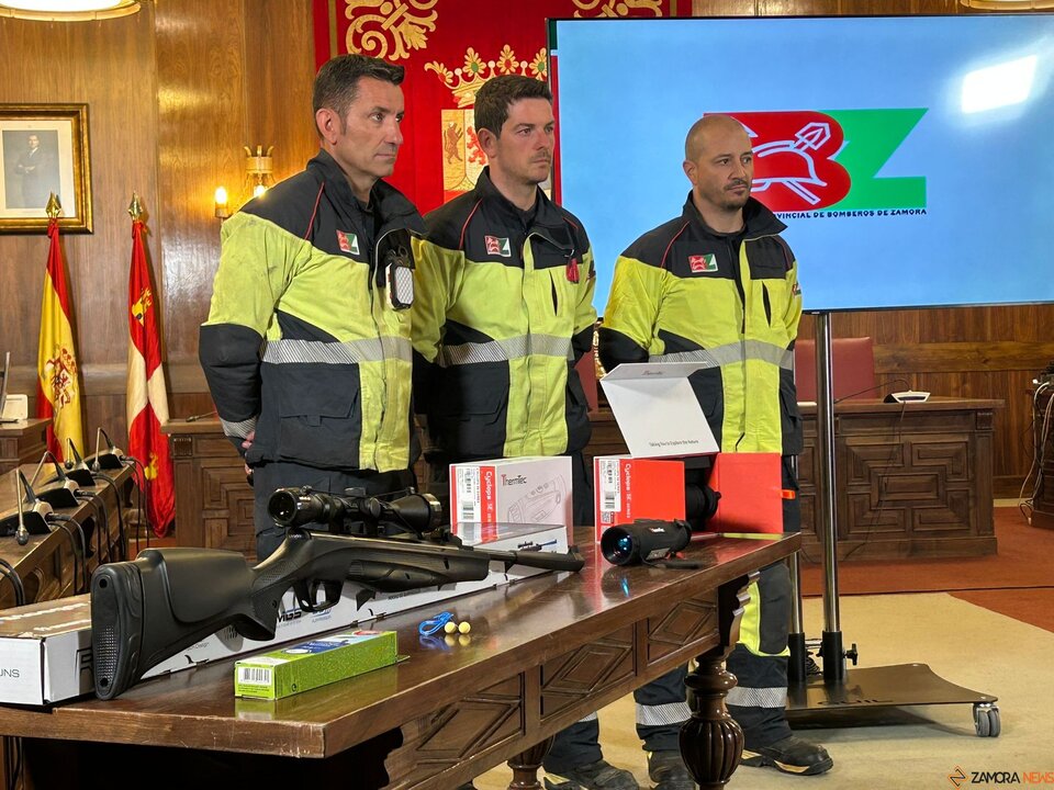 Zamora blinda a sus bomberos con visores térmicos y carabinas para combatir la avispa asiática