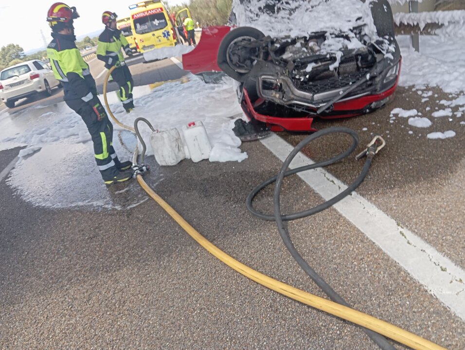 Un turismo vuelca en Zamora y provoca una fuga de combustible
