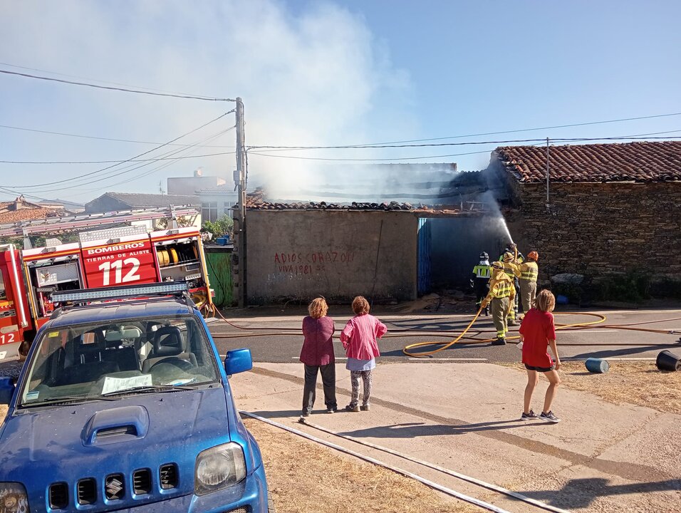 incendio Nave agrícola en El Poyo (2)