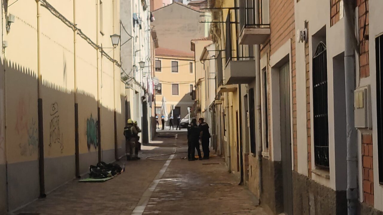 Intrvención de los bomberos en un incendio en la calle Mompayo en Zamora