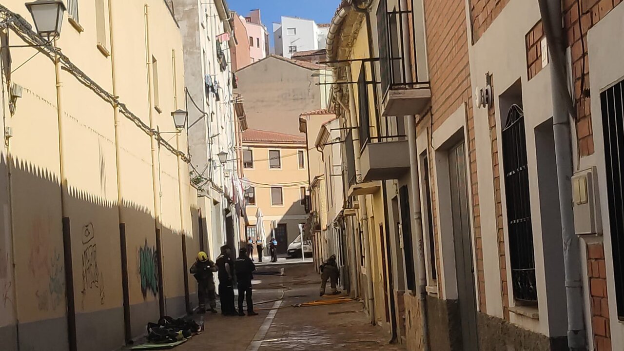 Intrvención de los bomberos en un incendio en la calle Mompayo en Zamora