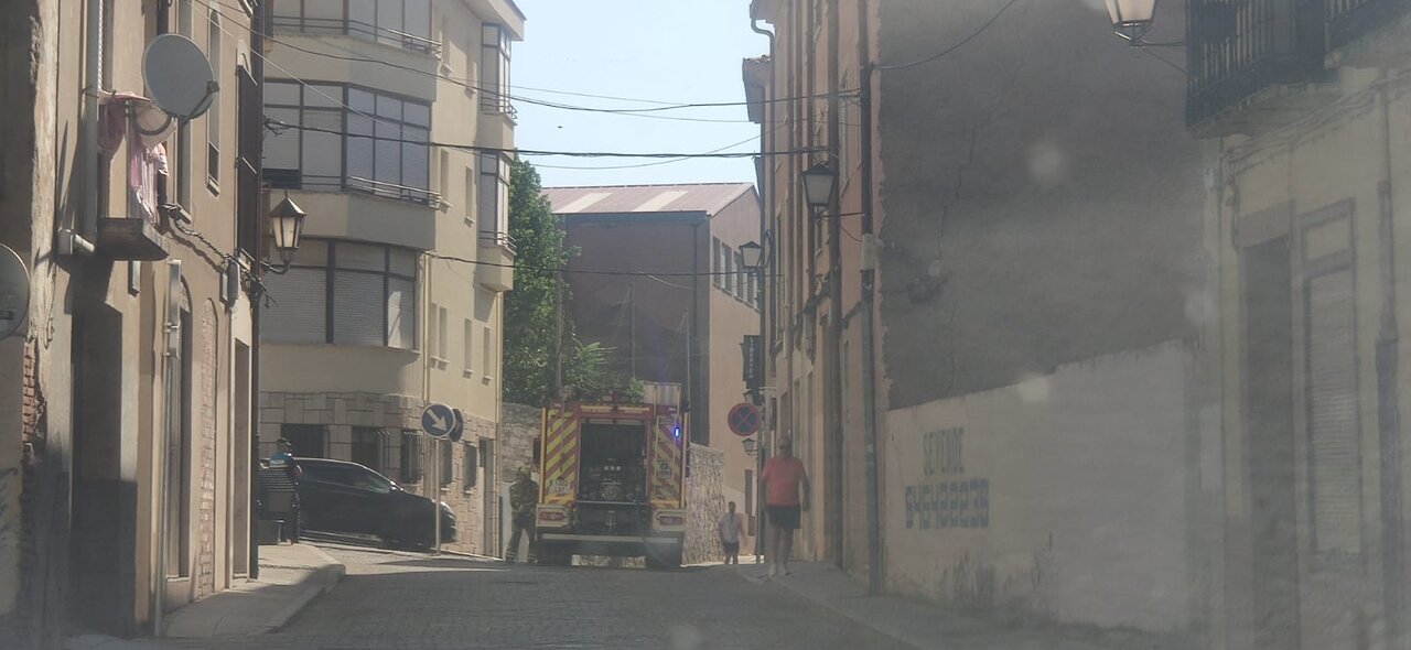 Intrvención de los bomberos en un incendio en la calle Mompayo en Zamora