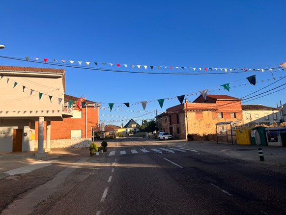 decoración banderines en Fuente Encalada (1)