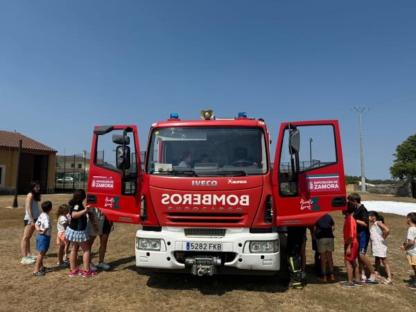 Los bomberos de Rionegro del Puente visitan el campamento infantil de Villardeciervos