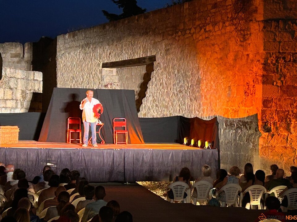 La Tijera Teatro arrasa con "Más allá del amor" en el Castillo de Zamora