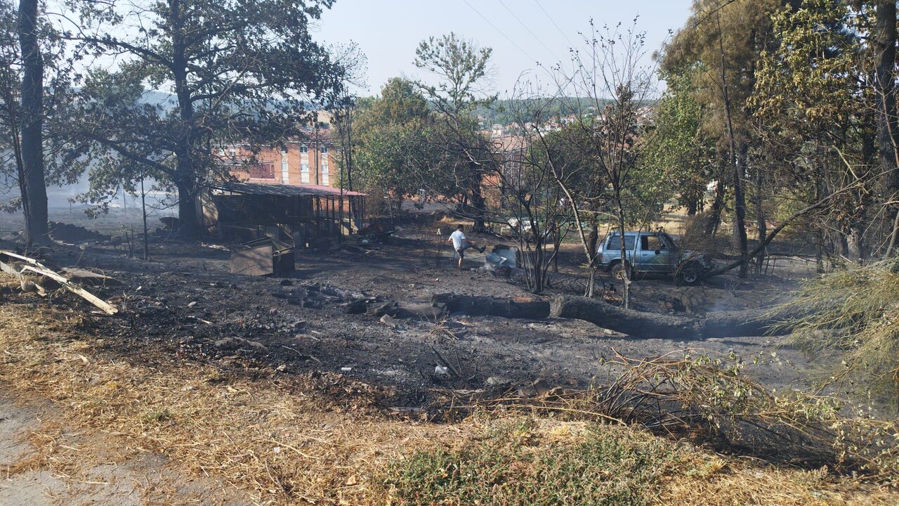 Coche y perrera calcinados por un fuego en Alcañices