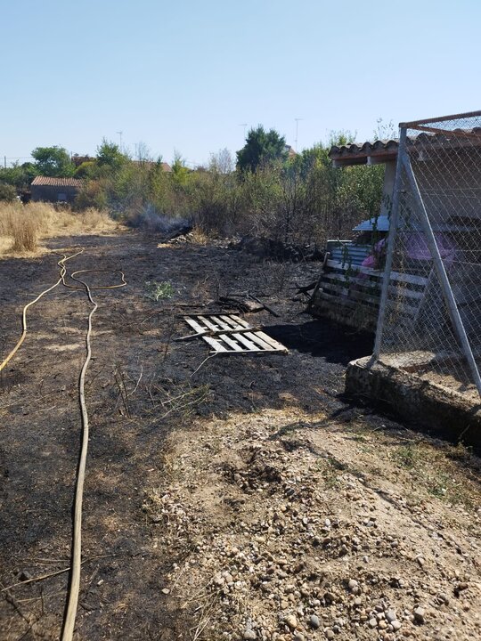 Controlado un incendio en el casco urbano de Fariza