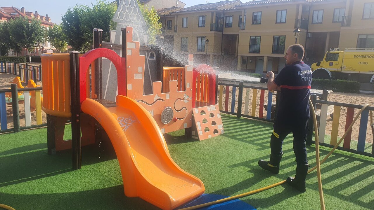 Bomberos de Toro refrescan parques infantiles