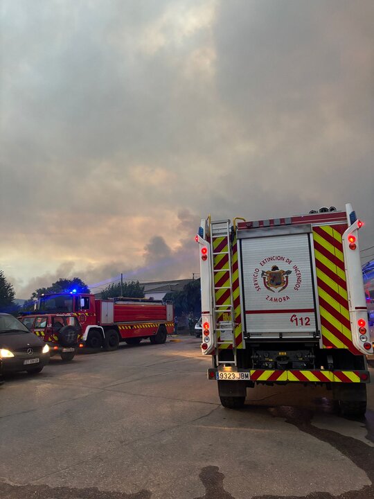 Los bomberos y Protección Civil mantienen la lucha contra el incendio en Puercas