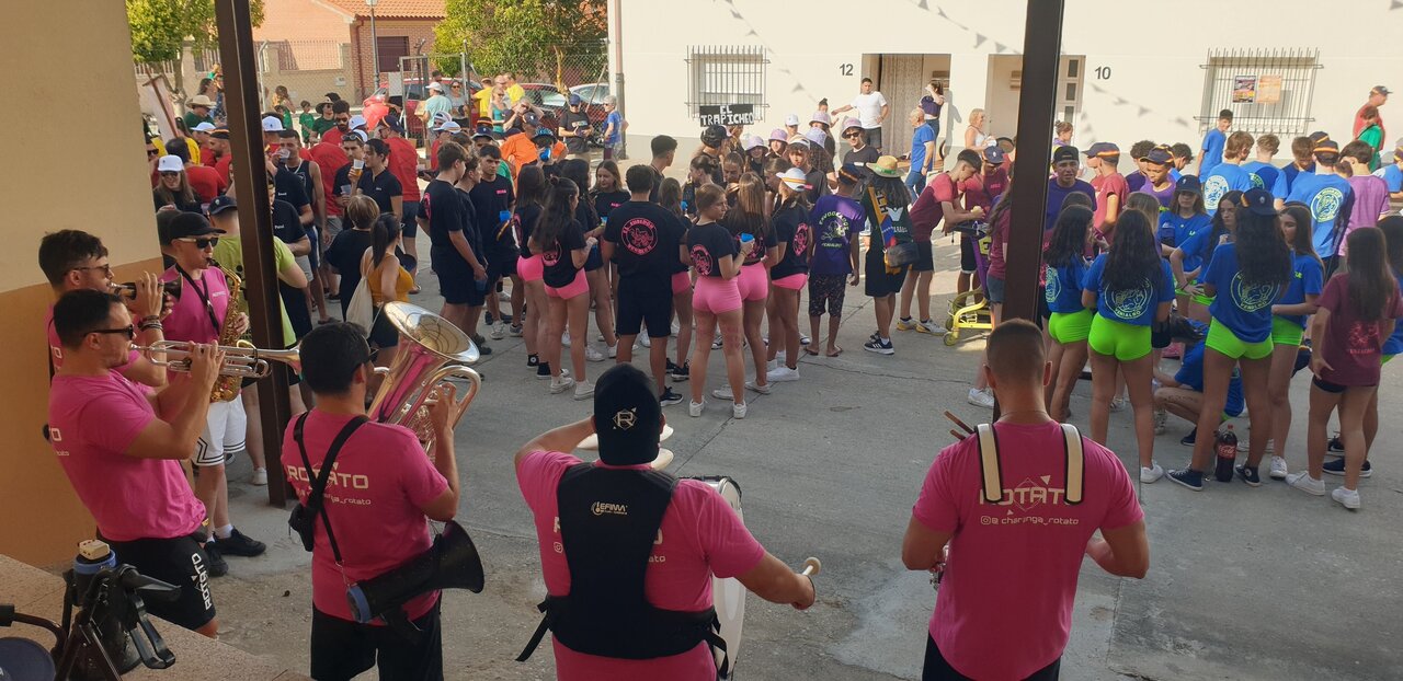 Desfile peñas Venialbo_2-Imagen redes