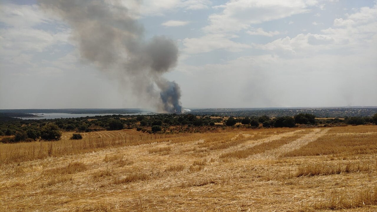 Sayago tiembla entre cenizas: el humo de Cipérez reaviva los fantasmas del fuego