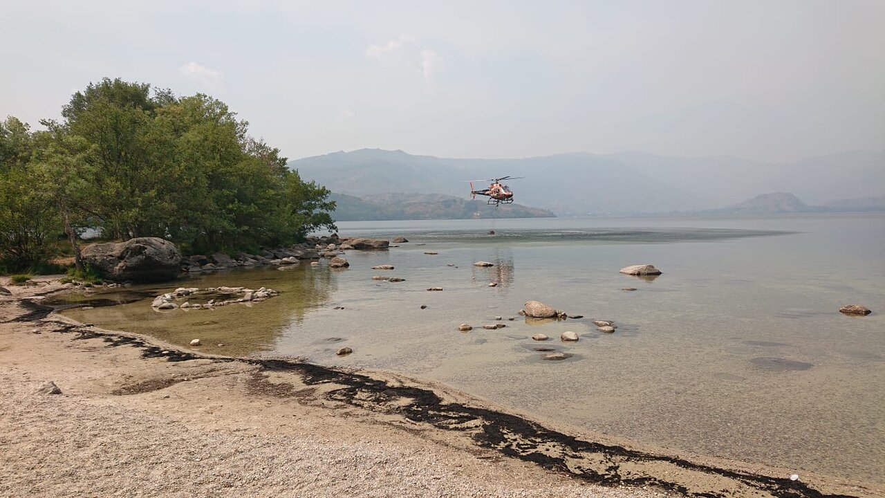 helicópteros trabajan contra el fuego en Sanabria, recargas en el Lago