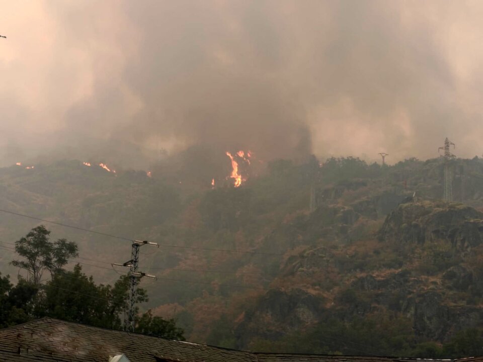 ribadelago fuego ladera