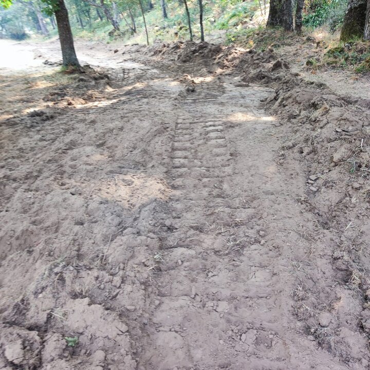 Los bulldozers abren camino a la esperanza: noche intensa y determinante en la lucha contra el fuego en Sanabria
