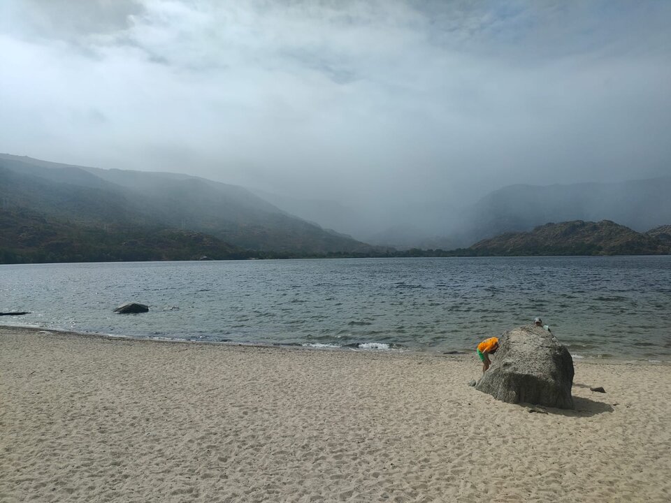 llueve en el lago