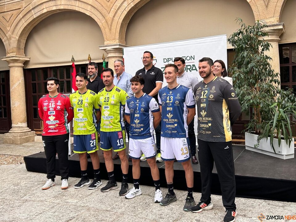 El BM Zamora presenta su nueva equipación