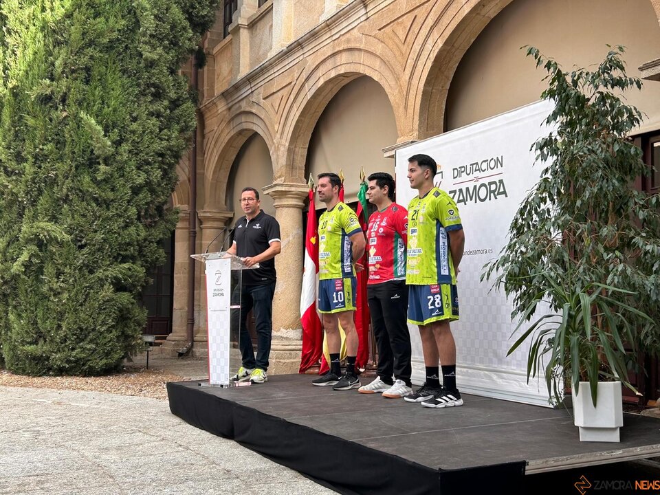 El BM Zamora presenta su nueva equipación