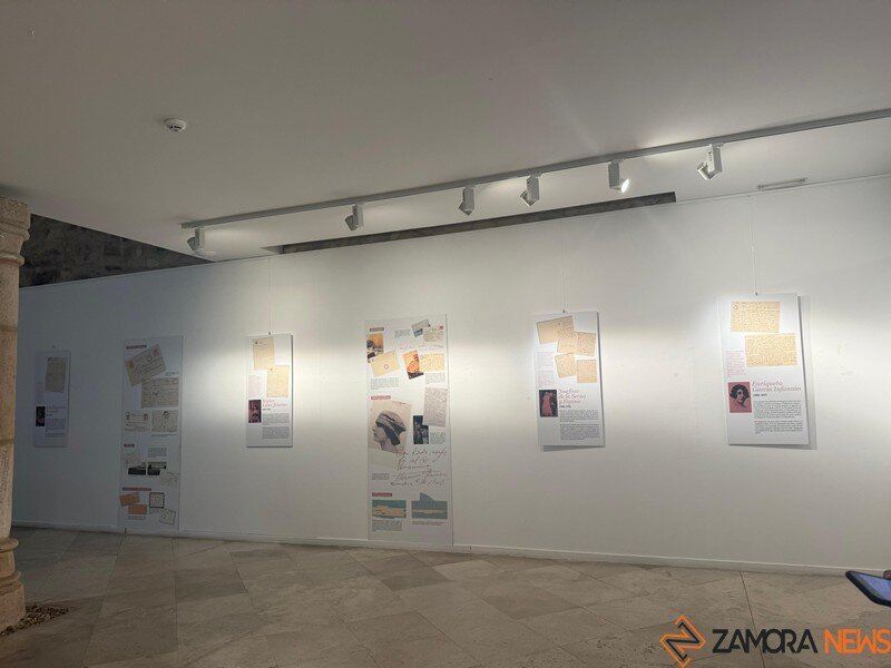 exposición Bajo pluma de mujer